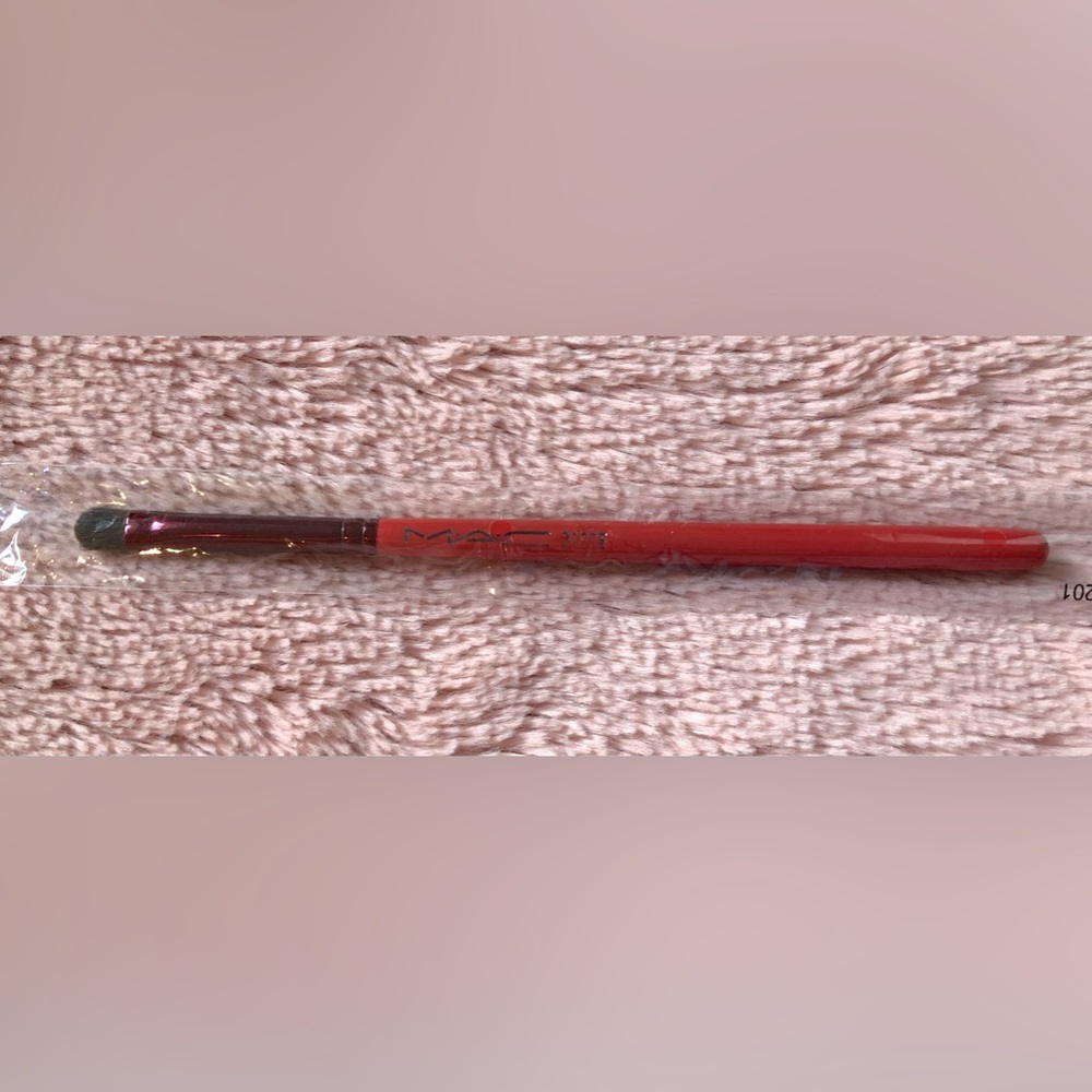 BNIB Mac lip / eye liner brush 316se Enchanting Vermillion edition